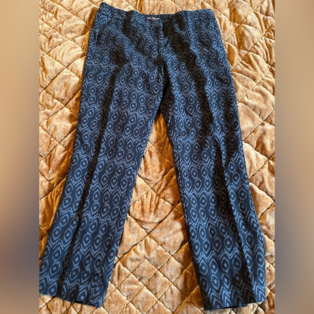 Women’s Dalia Collection black patterned capris